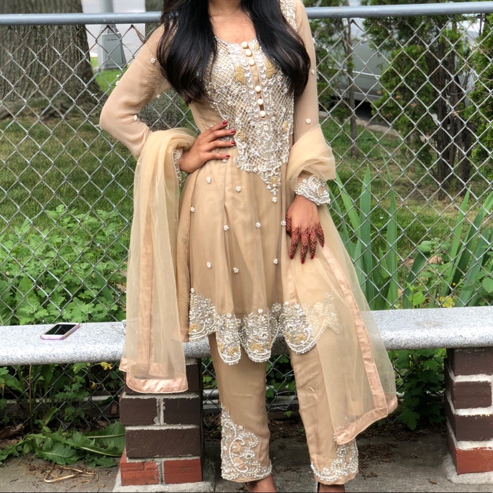 Pakistani/Indian golden dress. Small size| Beautiful embroidery